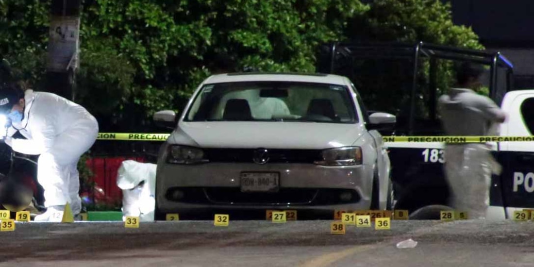 Peritos de la Fiscalía recuperan pruebas del lugar de los hechos.