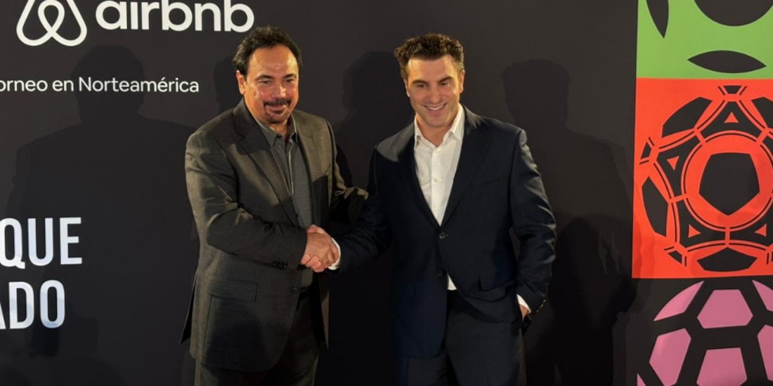Hugo Sánchez y Brian Chesky durante el evento.