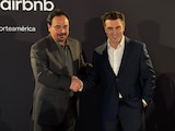 Hugo Sánchez y Brian Chesky durante el evento.