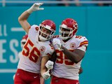 Jugadores de Chiefs festejan una jugada contra Dolphins el pasado 13 de diciembre en la Semana 14 de la NFL.