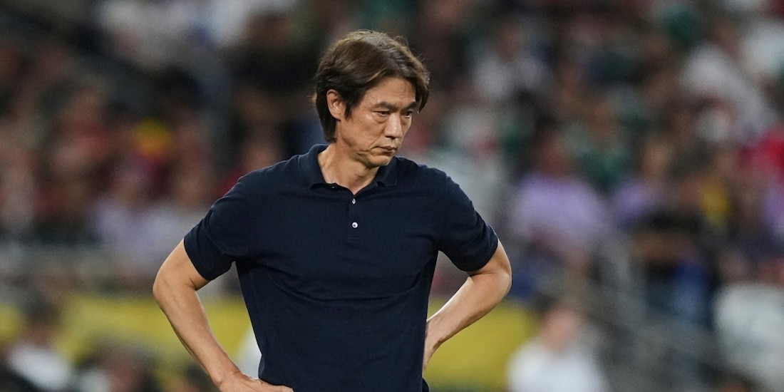 El rostro de Hong Myung-bo, ahora exentrenador de Corea del Sur, fue difuminado por una televisora local tras la eliminación del Mundial 2026.