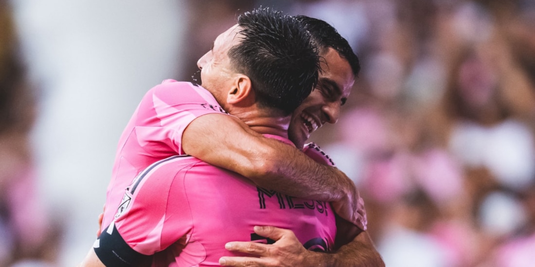 Leo Messi y Germán Berterame se abrazan tras el gol del mexicano.