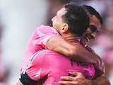 Leo Messi y Germán Berterame se abrazan tras el gol del mexicano.