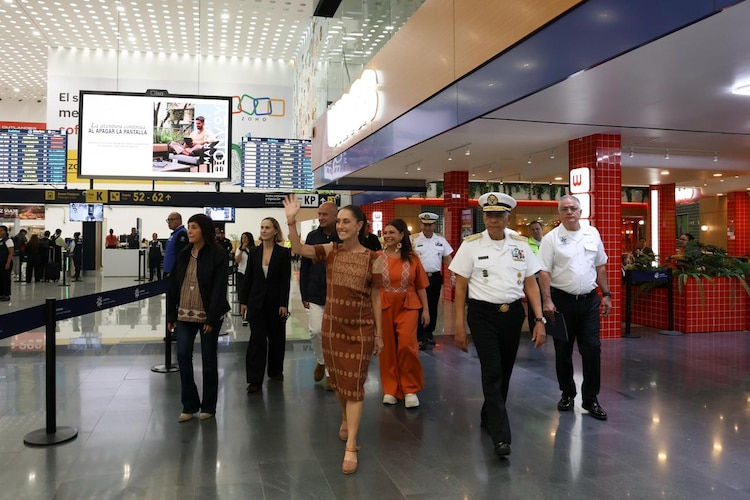 Acompañada por autoridades federales y capitalinas, Claudia Sheinbaum Pardo inauguró la primera etapa de modernización del Aeropuerto Internacional Benito Juárez.