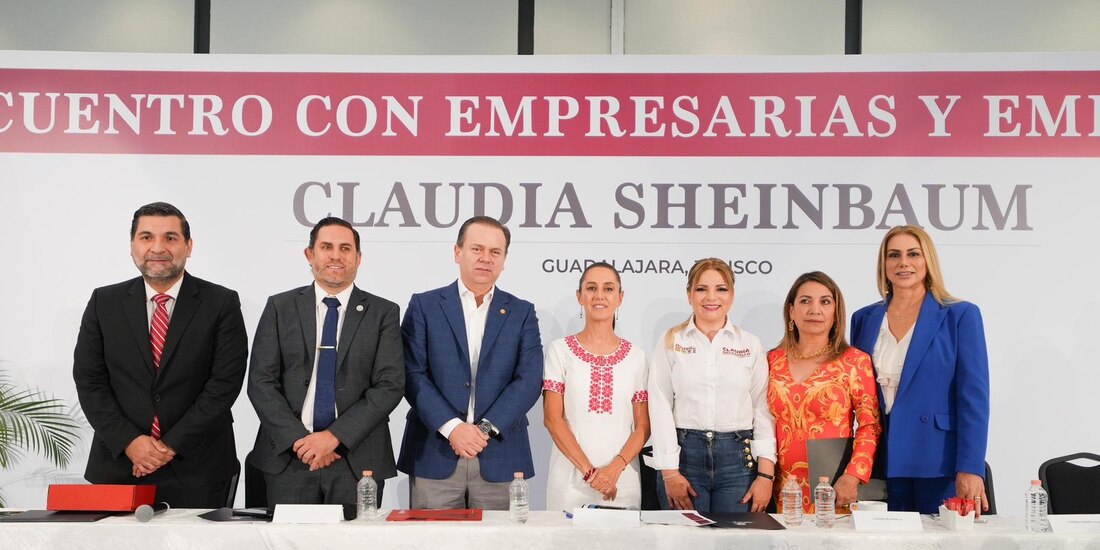 Claudia Sheinbaum explica su proyecto de desarrollo económico durante el encuentro con empresarios en Jalisco.