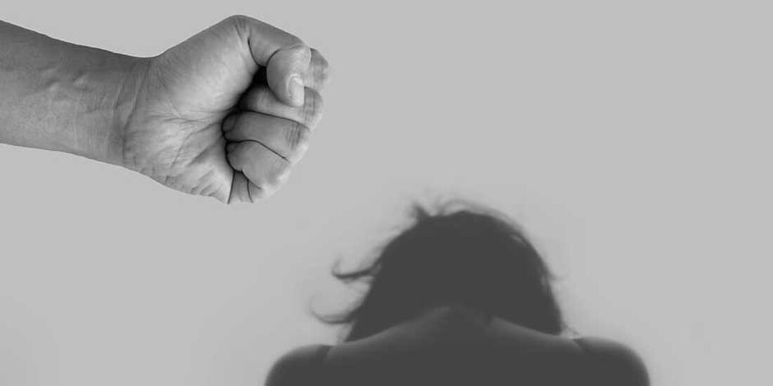 Hombre golpea a mujer con escoba y la arrastra jalándola del pelo, en la Narvarte