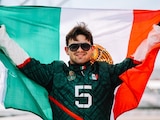 Pato O'Ward sosteniendo la Bandera de México.