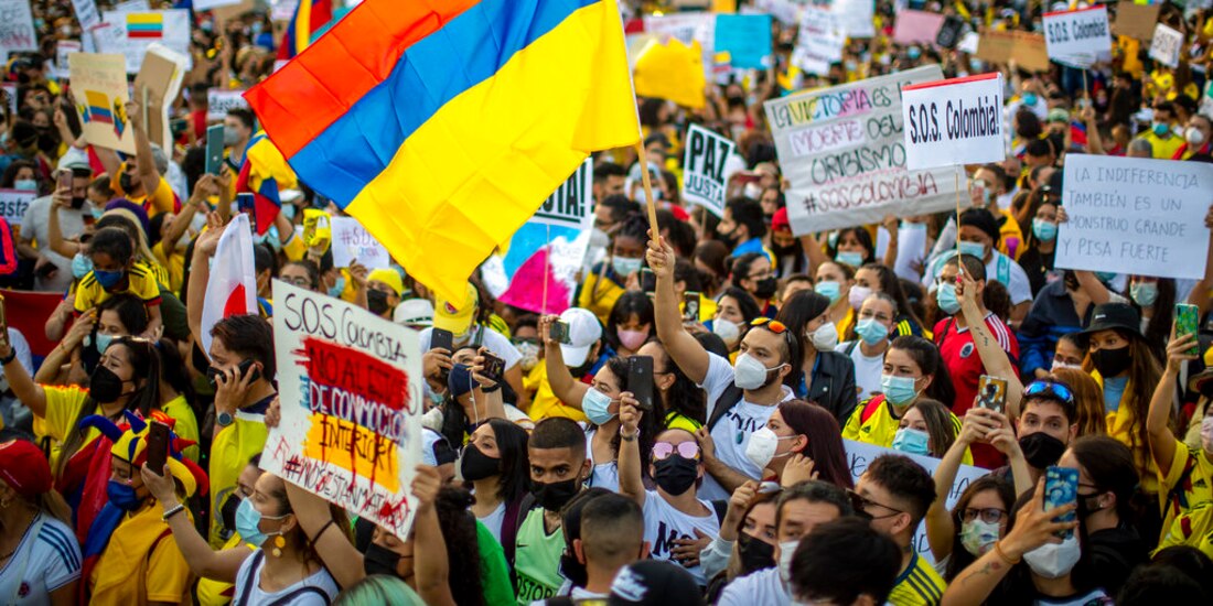 Miles de personas salen a las calles para manifestarse en contra de la violencia que se vive en Colombia