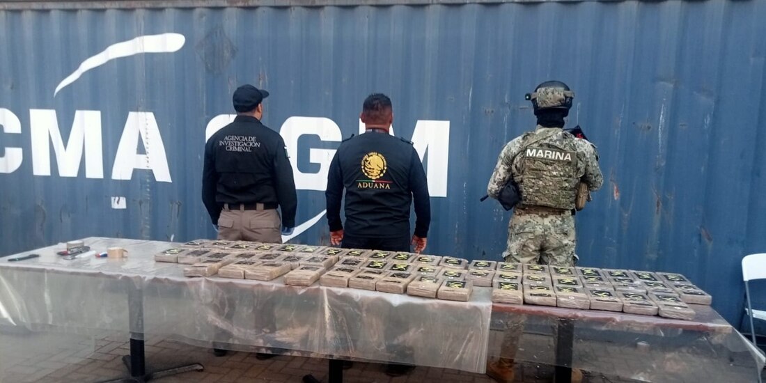 Elementos de la Marina y aduanas, con el cargamento de droga encontrado al interior de los contenedores, ayer.