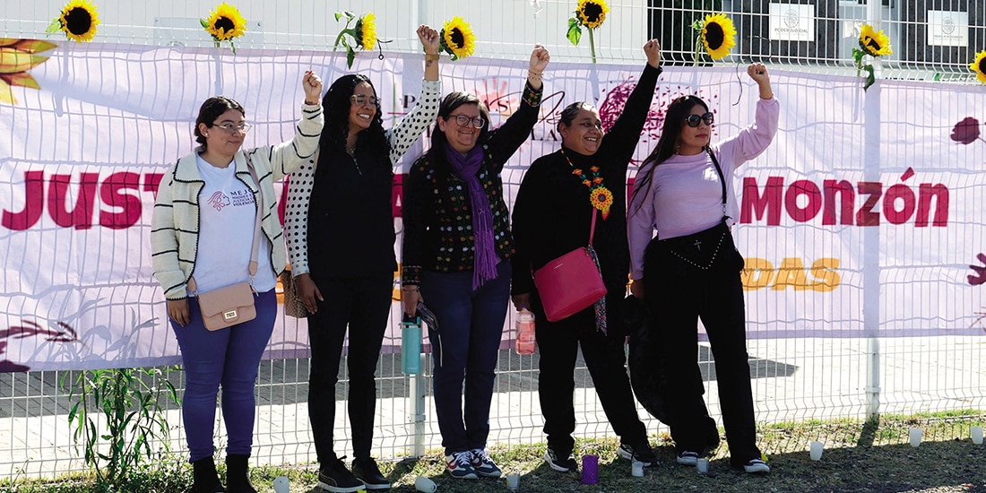 ACTIVISTAS celebran la condena que se dio el miércoles en contra de los feminicidas de Cecilia Monzón.