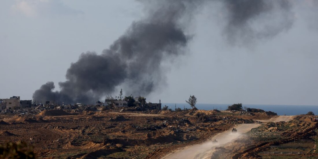 Se levanta humo mientras vehículos militares israelíes se desplazan por el centro de Gaza, en medio del actual conflicto entre Israel y el grupo islamista palestino Hamás.