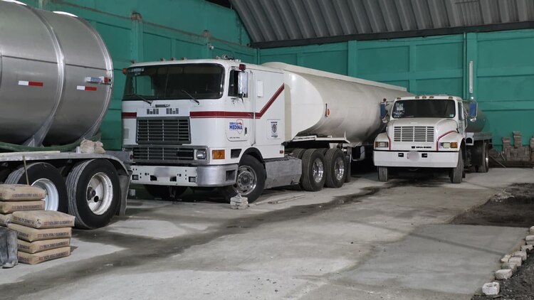 Mesas de trabajo reúnen a autoridades del Edomex y representantes de sectores para facilitar la legalización de la distribución de agua.