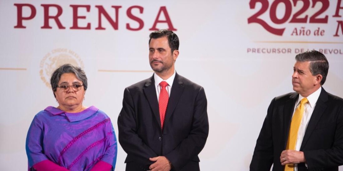 La titular de la SE, Raquel Buenrostro; el Presidente de Concanaco, Héctor Tejada y el titular de Profeco, Ricardo Sheffield, ayer en conferencia.