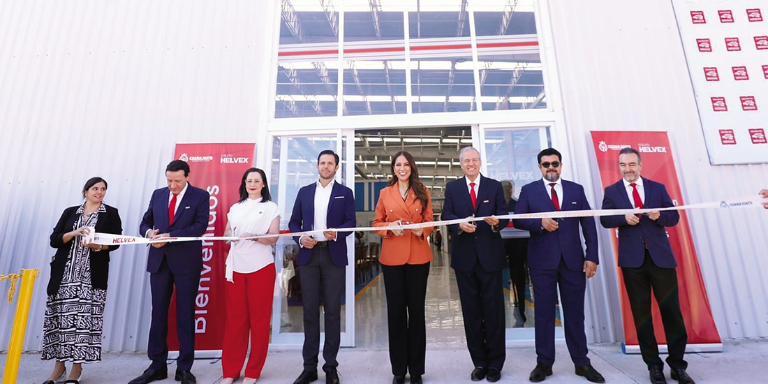 Directivos de Grupo Helvex junto con Libia Dennise García Muñoz Ledo (c.), ayer.