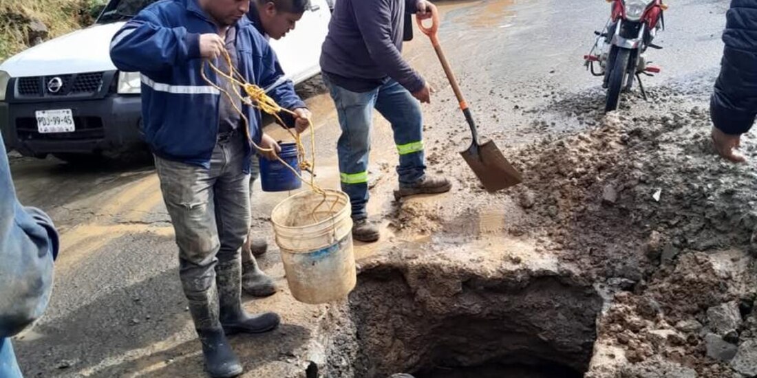 Personal de Aguas de Huixquilucan durante trabajos de perforación en Lomas de Tecamachalco.