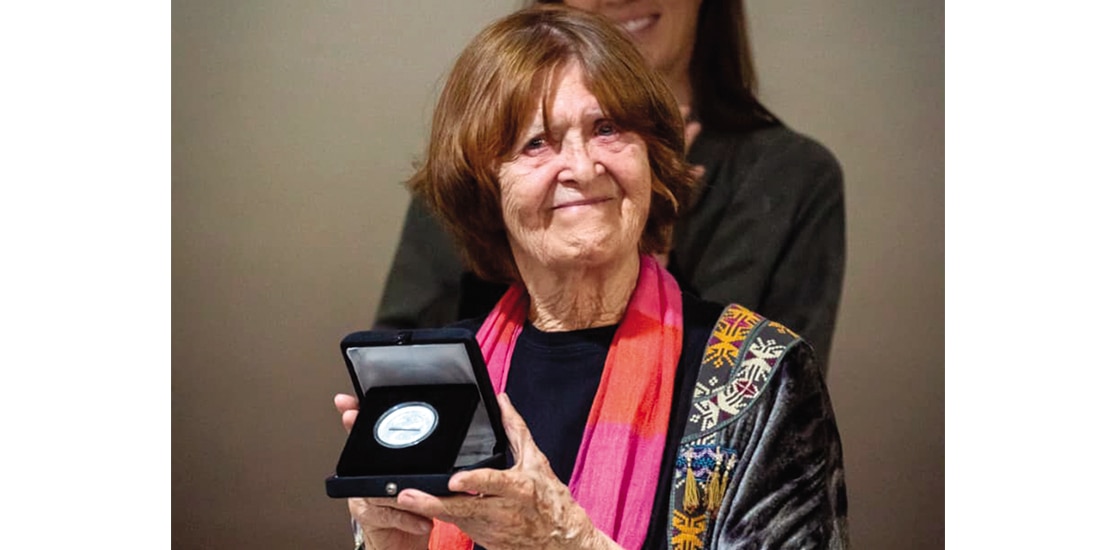La creadora, ayer, con su medalla.