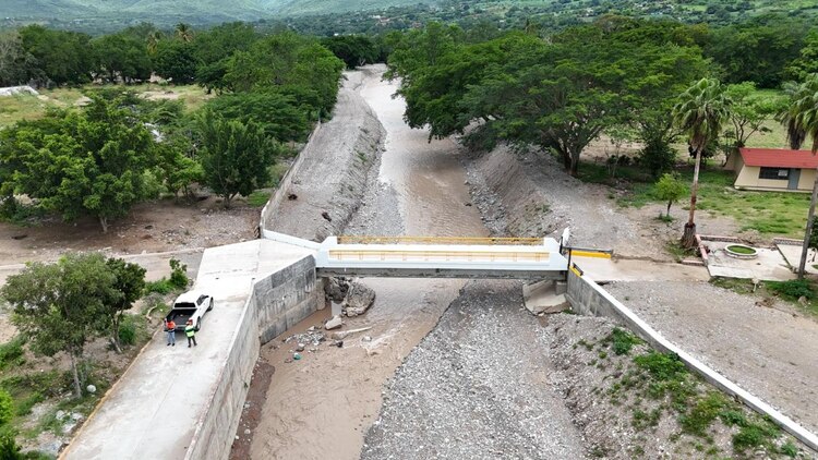 La reconstrucción de puentes garantiza mejores condiciones de movilidad y seguridad para las comunidades afectadas por los huracanes John y Otis.