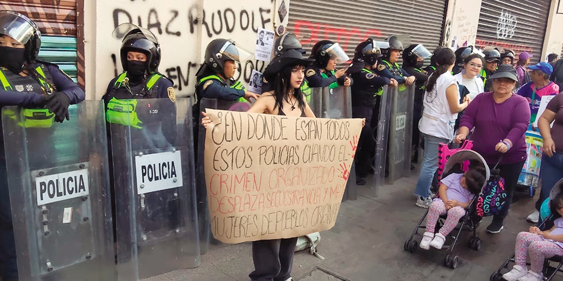Manifestantes, al exigir seguridad para víctimas de desplazamiento en la marcha por los derechos de las mujeres, ayer.