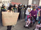 Manifestantes, al exigir seguridad para víctimas de desplazamiento en la marcha por los derechos de las mujeres, ayer.