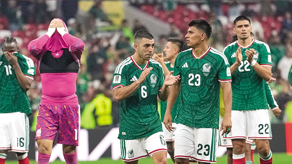 FUTBOLISTAS aztecas tras la derrota ante Inglaterra, ayer, en el Estadio CDMX