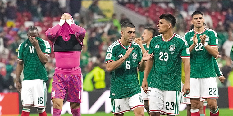 FUTBOLISTAS aztecas tras la derrota ante Inglaterra, ayer, en el Estadio CDMX