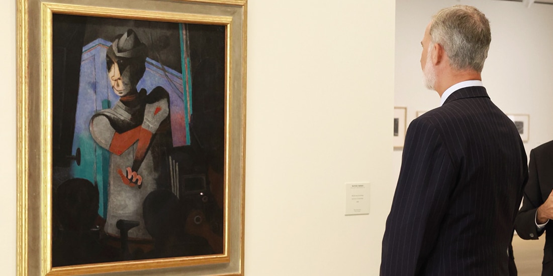 El rey Felipe VI admira el cuadro Retrato de Cantinflas, de Tamayo, ayer.