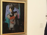 El rey Felipe VI admira el cuadro Retrato de Cantinflas, de Tamayo, ayer.