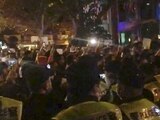 Imagen de un video obtenida por The Associated Press de la policía viendo a manifestantes en Shanghái el sábado, 26 de noviembre de 2022