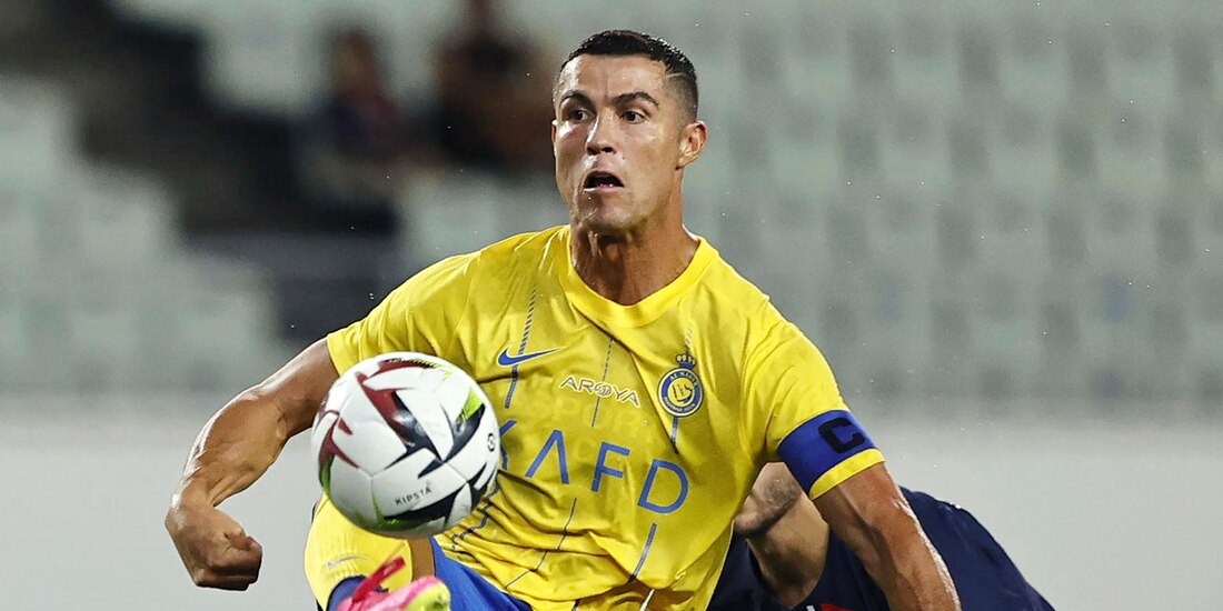 Cristiano Ronaldo, delantero de Al-Nassr, controla el balón en el partido amistoso contra Paris Saint-Germain
