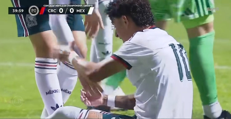 Santiago Sandoval después de la falta