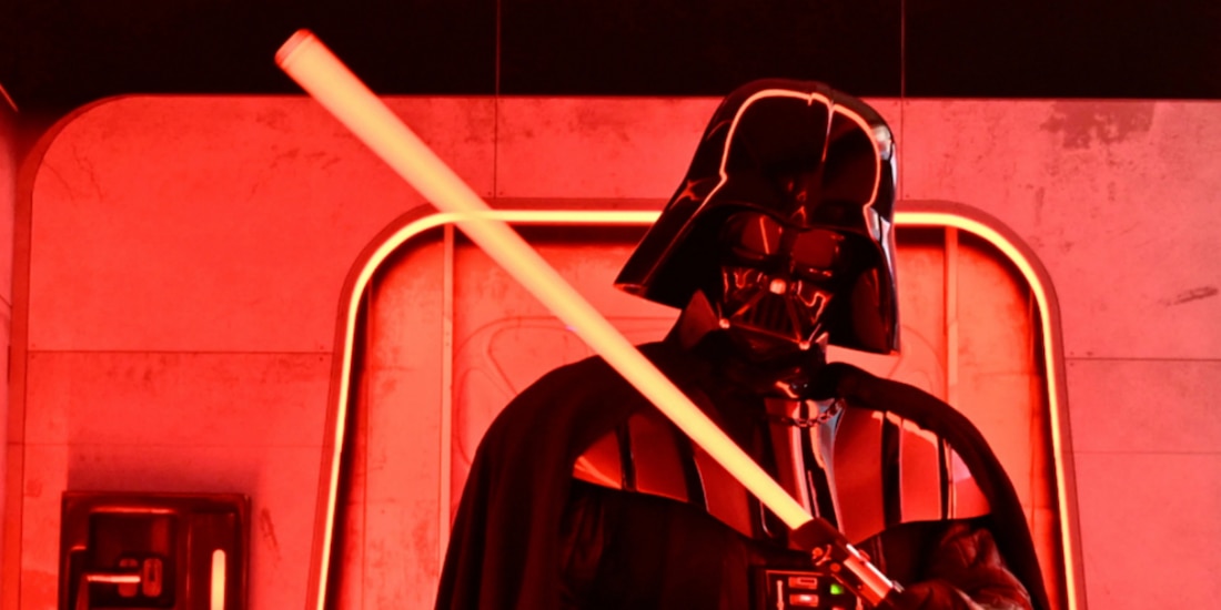 Persona disfrazada de Darth Vader posa en el Empire State Building el 21 de marzo de 2024, en Nueva York.