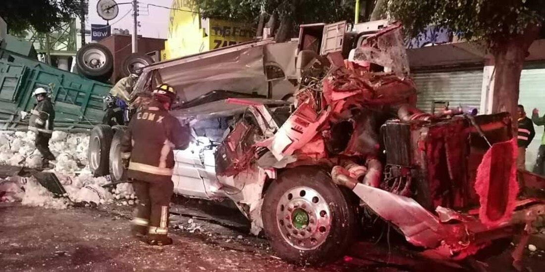 Tráiler cae del distribuidor vial Heberto Castillo en la CDMX; iba cargado de cebollas