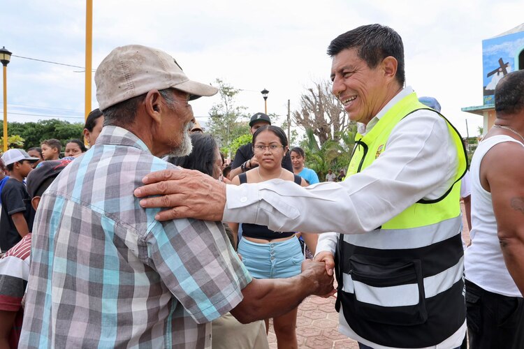Salomón Jara visita la Costa tras los daños del huracán Erick.