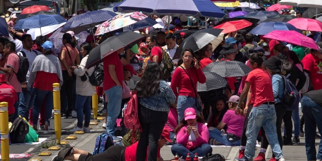 La CNTE protestó en instalaciones del ISSSTE, ayer, durante la mesa de diálogo.