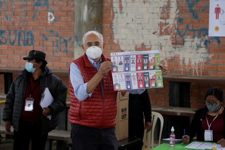 Carlos Mesa, del CC, muestra su boleta electoral en una casilla de La Paz, Bolivia.