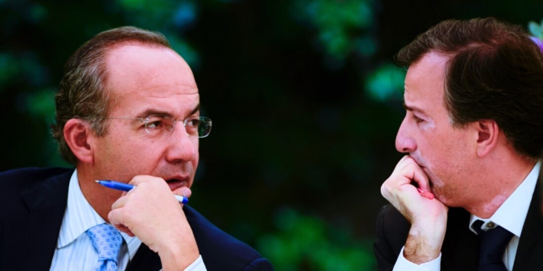 Felipe Calderón, expresidente de México platica con José Antonio Meade, exsecretario de Hacienda y Crédito Público.