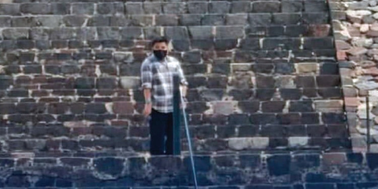 JULIO CÉSAR “N”, durante el tiroteo en la zona arqueológica, el lunes.