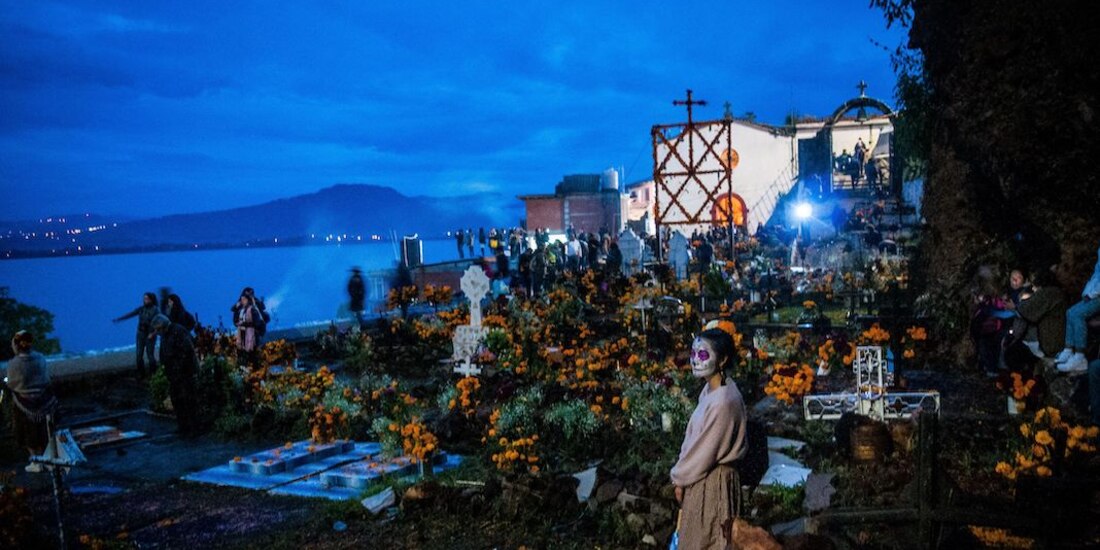 Familias esperan a sus difuntos frente al lago de Pátzcuaro, en Janitzio.