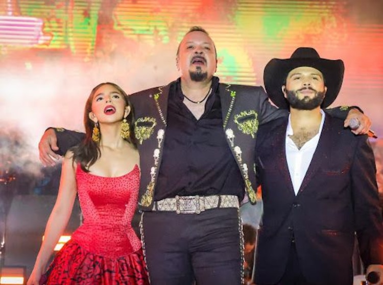 Pepe, Ángela y Leonardo Aguilar hicieron historia en el Carnaval de Mazatlán con un concierto inolvidable en el Estadio Teodoro Mariscal.