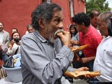 El artista Francisco Toledo durante la tamaliza que hizo como protesta contra McDonald's.