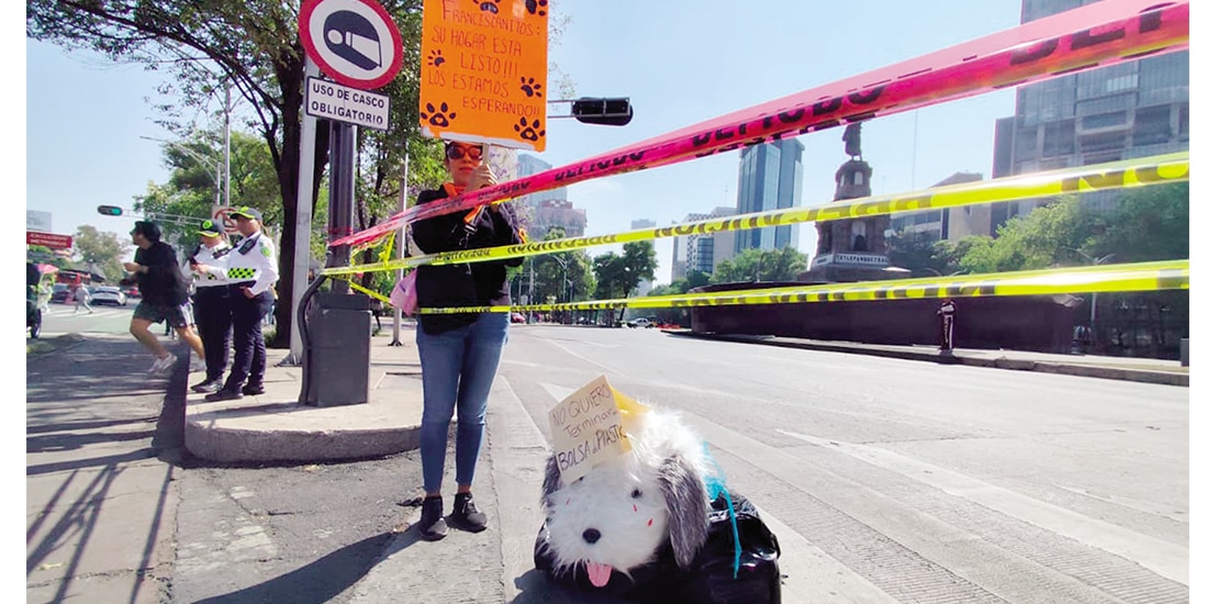 Una joven exige la entrega de los franciscanitos al albergue, ayer.