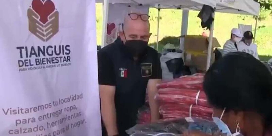 Personas que acuden al Tianguis del Bienestar reciben una bolsa para que carguen sus compras.