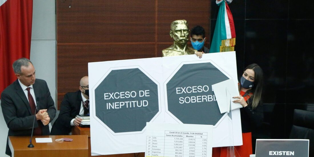 Hugo López- Gatell, ayer, junto a los carteles de protesta.