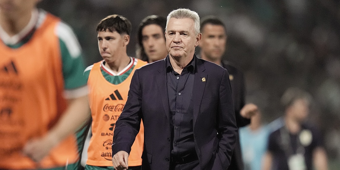 Javier Aguirre sale del campo después del partido amistoso ante Uruguay el sábado 15 de noviembre de 2025.