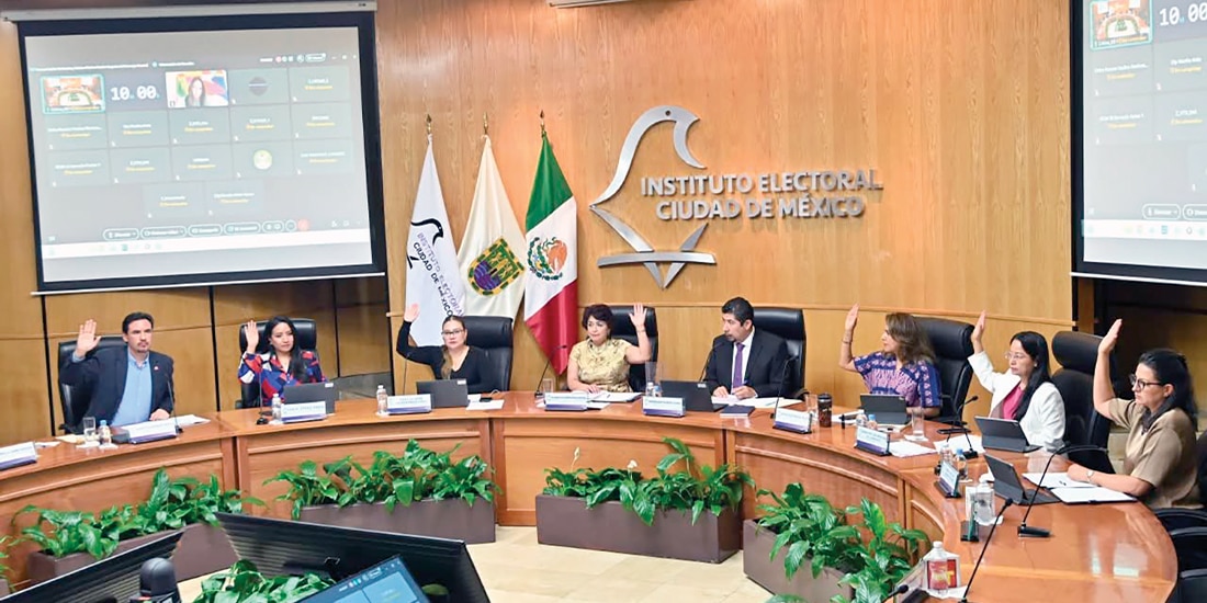 CONSEJEROS ELECTORALES votan el proyecto relacionado a las precampañas, ayer.