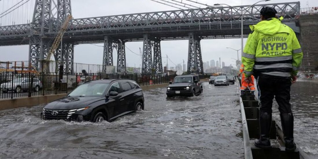 Fuertes precipitaciones provocan dos muertes, caos en el transporte y rescates en Nueva York.