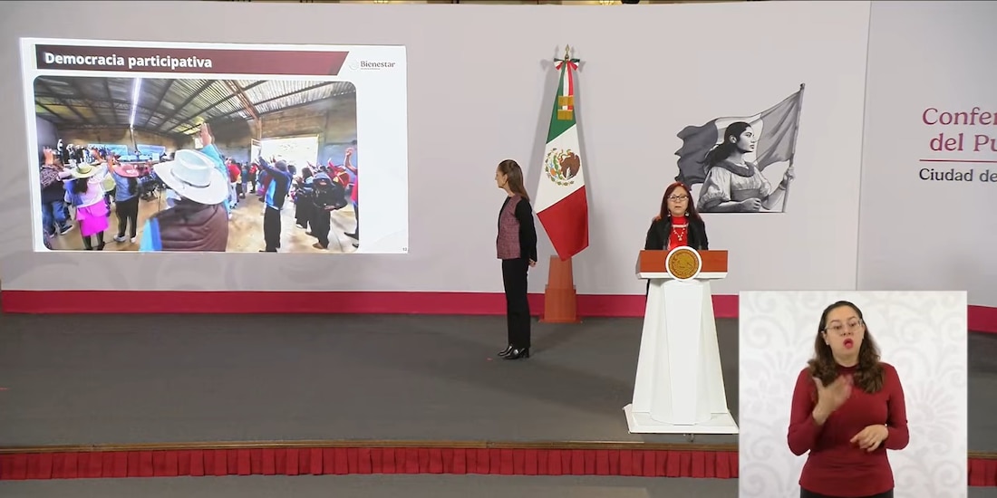 Claudia Sheinbaum y la Secretaria de Bienestar este lunes en Palacio Nacional.