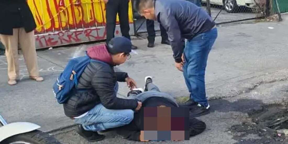 Mujer baja del camión en la CDMX para evitar asalto y cae en coladera sin tapa