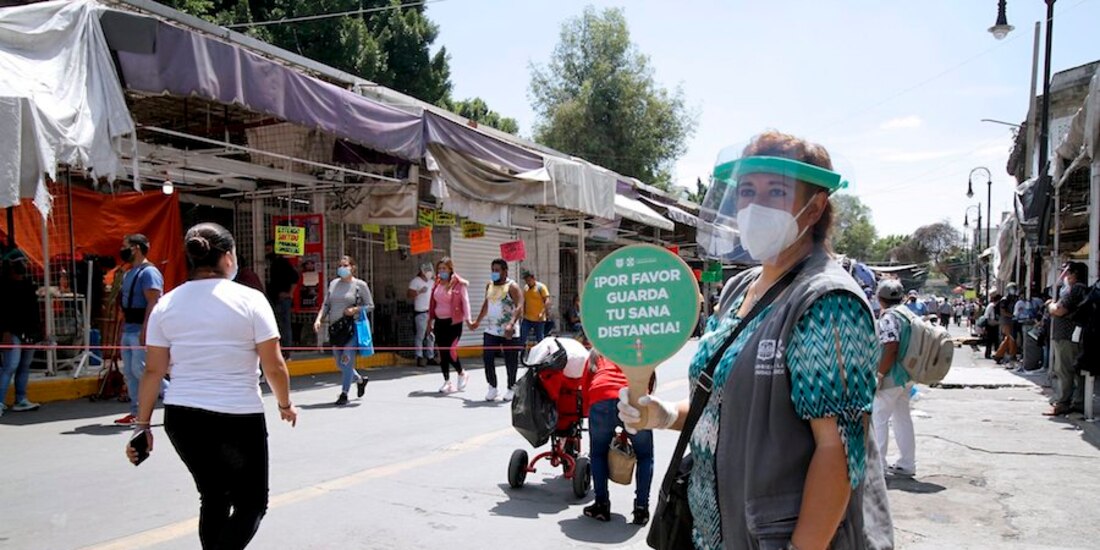 El GCDMX instaló filtros sanitarios en calles con mayor afluencia; antes de ingresar se toma la temperatura y se aplica gel antibacterial