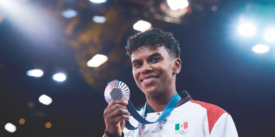 Prisca Awiti sostiene la plata que logró en los JO de París 2024.